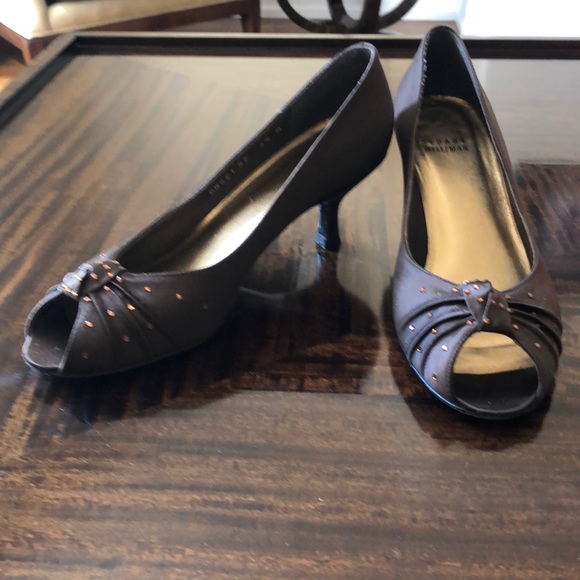 Stuart Weizmann chocolate satin pumps. - Picture 2 of 3